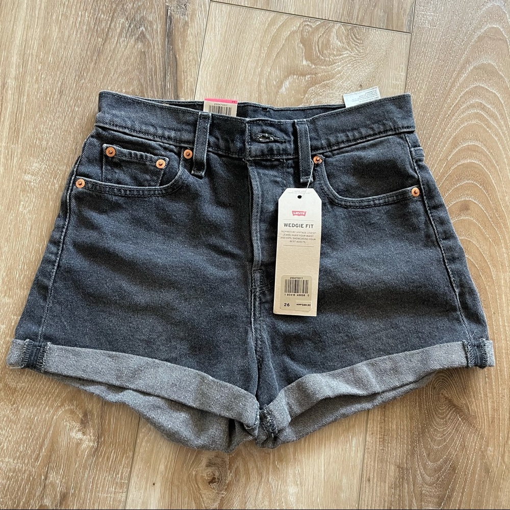 NWT Levi’s Wedgie Fit Denim Shorts